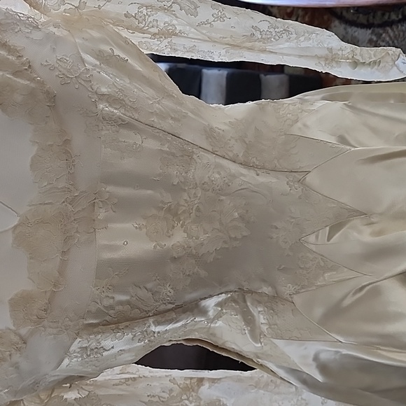Saks Fifth Avenue 1940s Era Wedding Dress. Liquid Satin - Picture 10 of 17